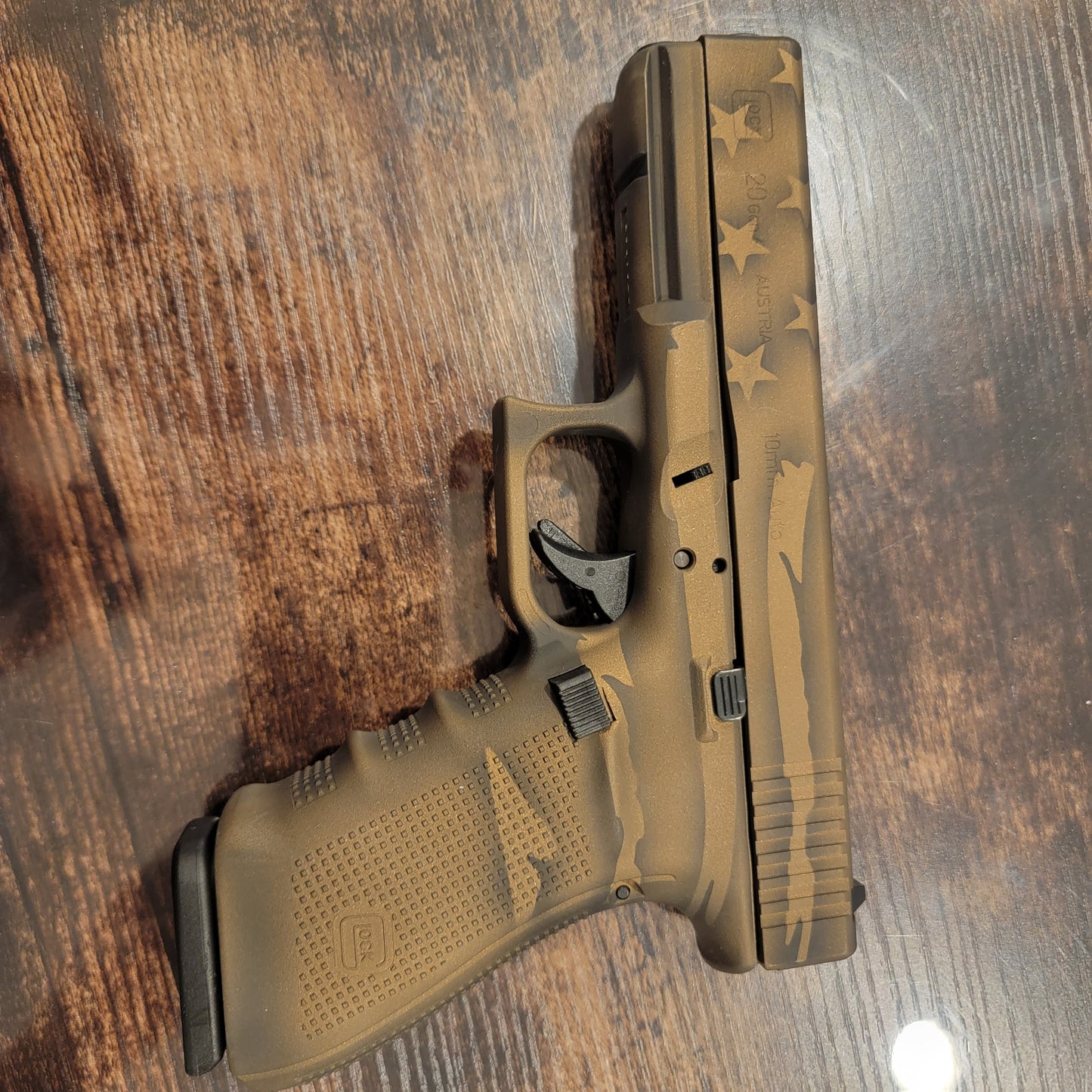 glock G20 GEN4 10MM distressed flag patern with 3x15 mags
